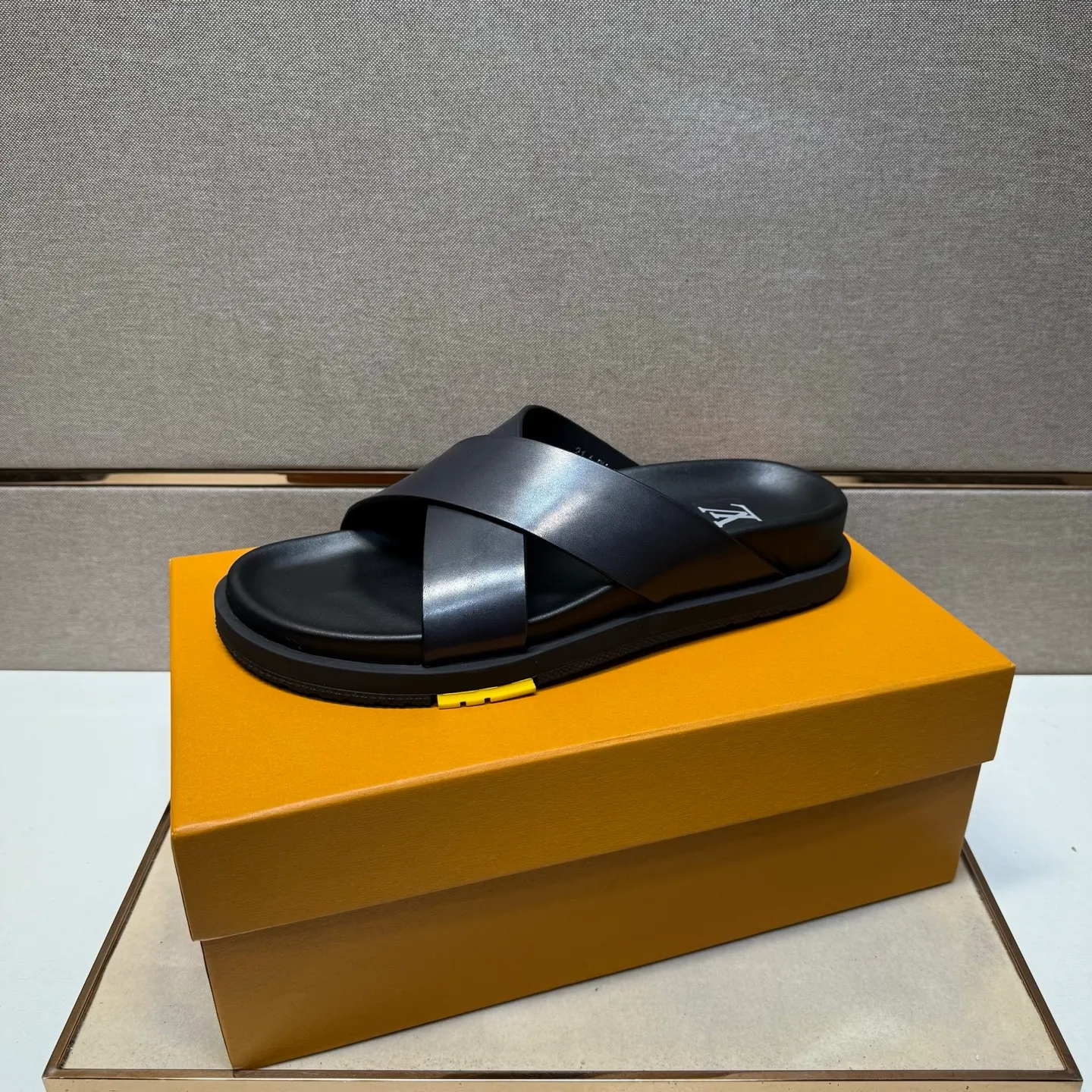 Men's men's shoes 💰pp420 [LV～] Men's casual slippers 2025z cabinet sales simultaneously 🔶Size: 38-44#️⃣ 🔷4 colors🔜The upper is made of cowhide stitching ➕Cowhide lining, comfortable and breathable, sole: original comfortable, wear-resistant and non-slip outsole, ⚠️Real 📱Photography🎬The real thing is better📢📢📢